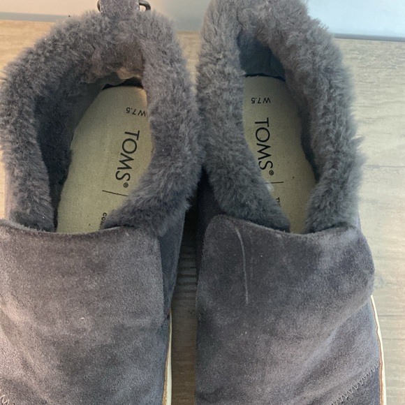 Toms | Gray Suede Leather Slip in Shoes with Faux fur trim - Zip up Back - 7.5 - Picture 2 of 7